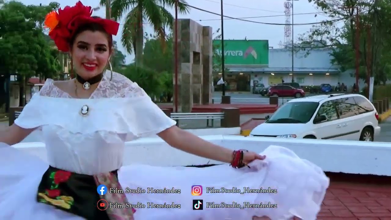 Hermosa veracruzana bailando en agua dulce veracruz