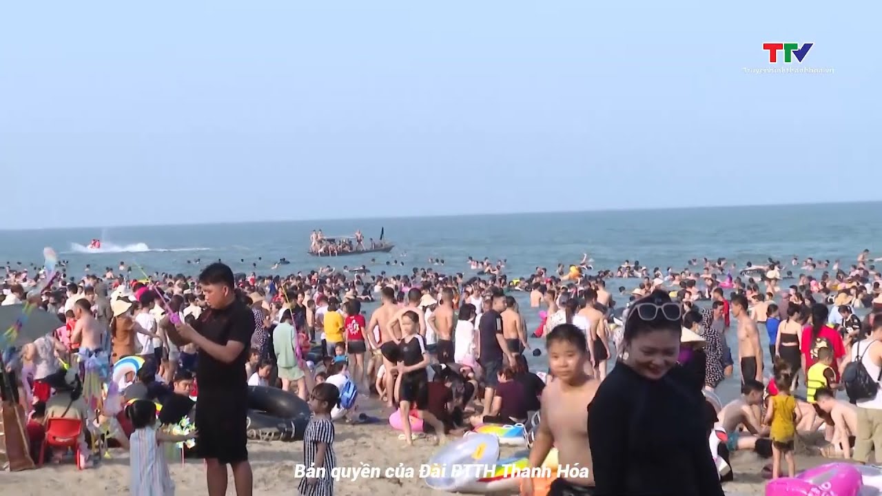 Du khách đổ về các bãi biển của Thanh Hóa trong dịp nghỉ lễ