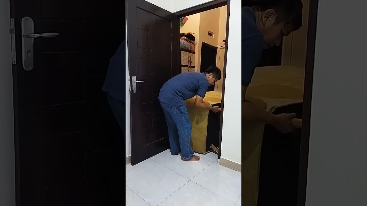 Teknik Memindah Sofa melalui Pintu yang Sempit