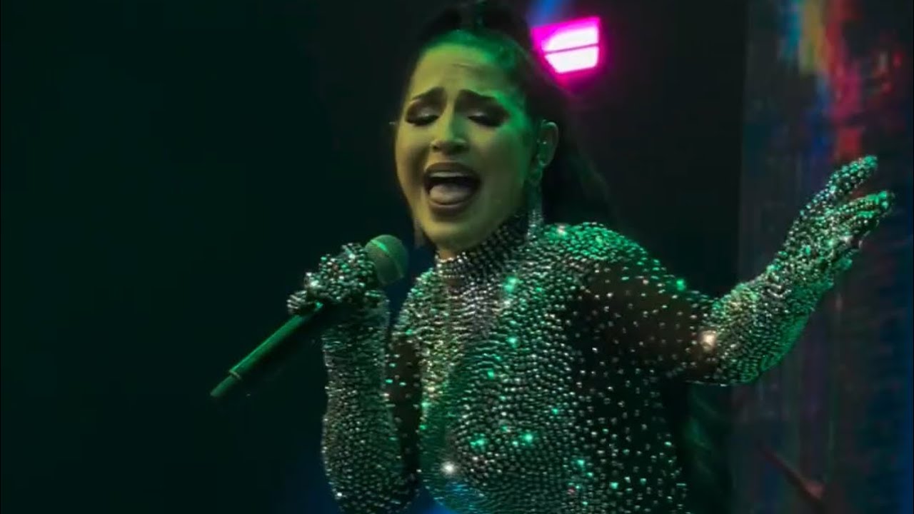 “Vivo Y Muero En Tu Piel” - Jennifer Peña