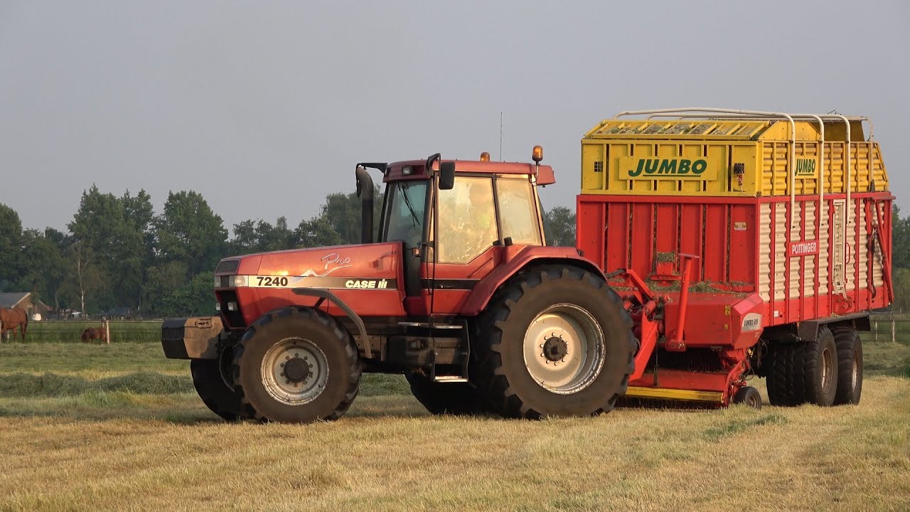 Met Case IH Magnum 7240 Pro en 7110 's avonds gras oprapen en inkuilen (2021)