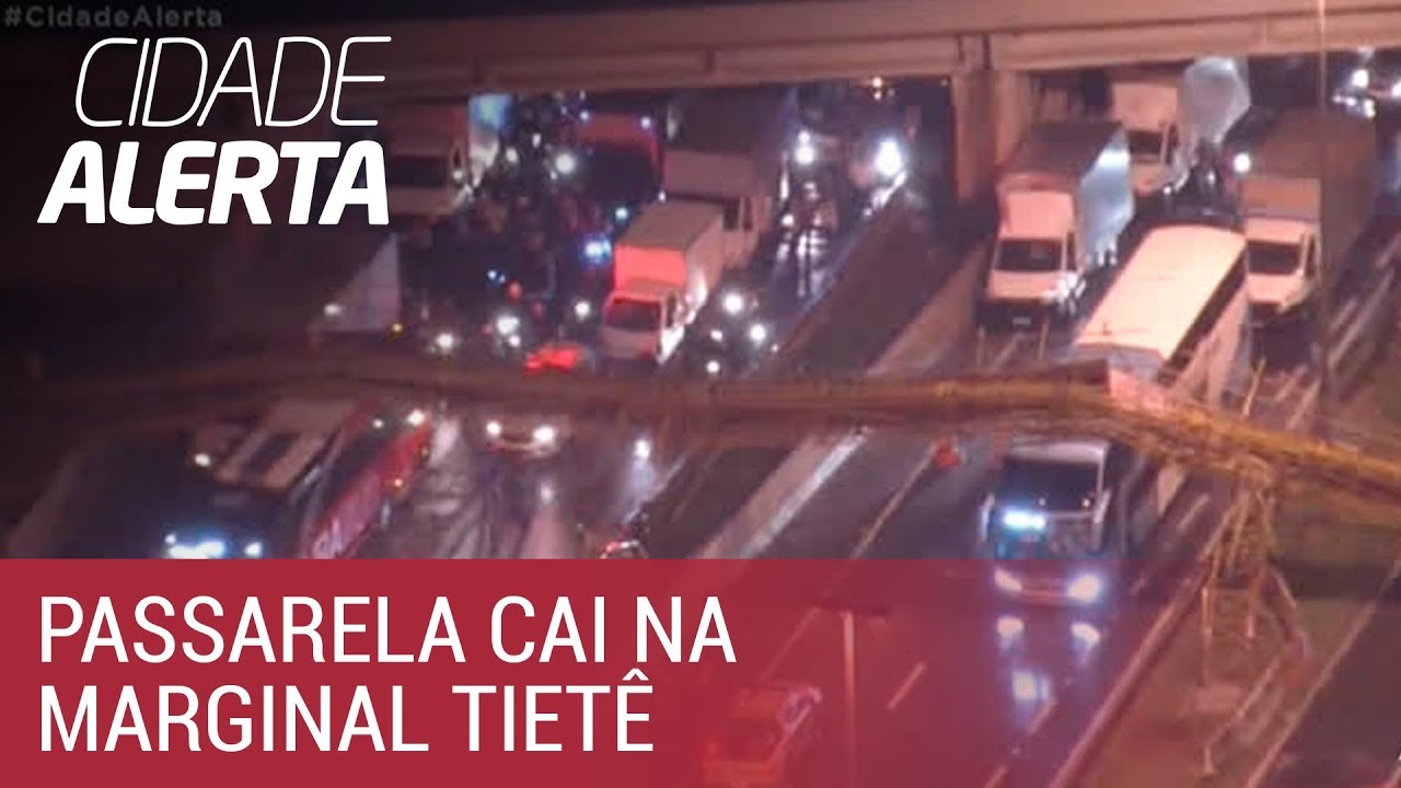 Passarela desaba na marginal Tiet&ecirc;, fere pelo menos uma pessoa e interrompe tr&acirc;nsito