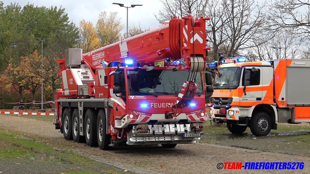 [Feuerwehrkran im Einsatz] Herbstabschlussübung der Jugendfeuerwehr Frankfurt an der Ballsporthalle