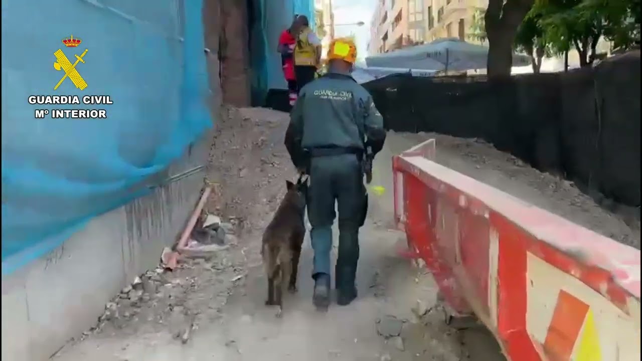 Los perros de la Guardia Civil buscan al obrero atrapado en el derrumbe de Adoratrices en Logroño