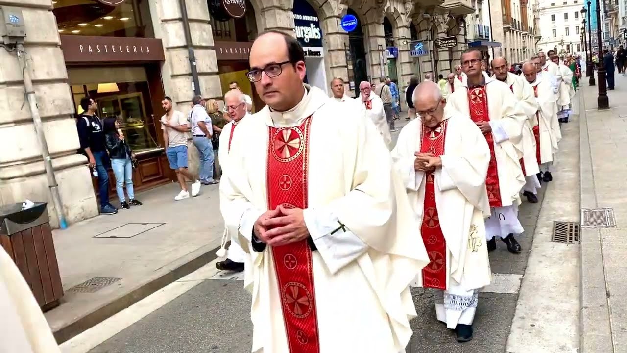 Burgos engalanado acompañando al Santísimo Sacramento sobre la bellísima carroza de plata neobarroc