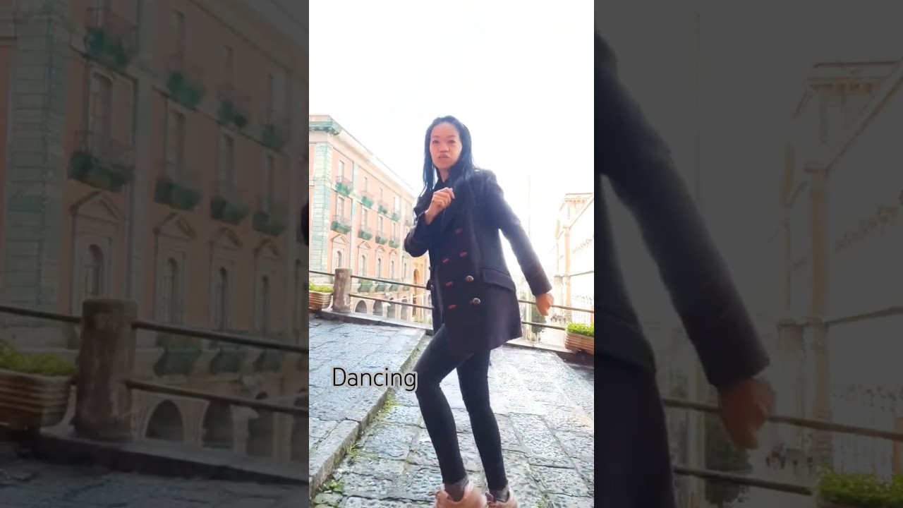 танцующий задумчивый #тренды #шорты