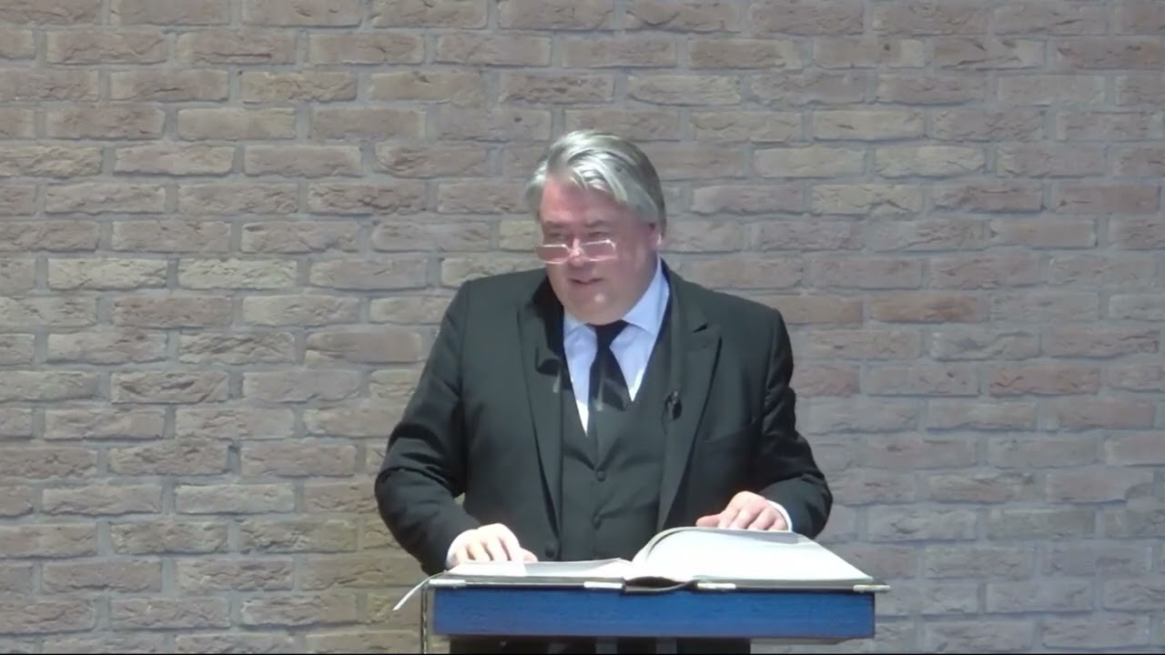 Ze hadden op de juiste tijd en op de juiste plaats een lot gekocht van de Postcode Loterij. Ruim....