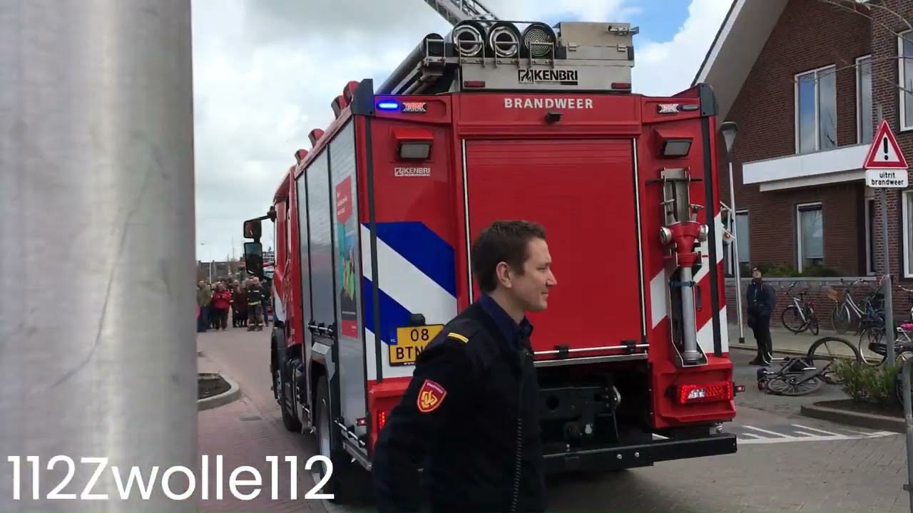 {5x Versneller & 2x luchthoorn} Brandweer met 'spoed' in Stolkwijk & Ambulances met spoed in Leiden