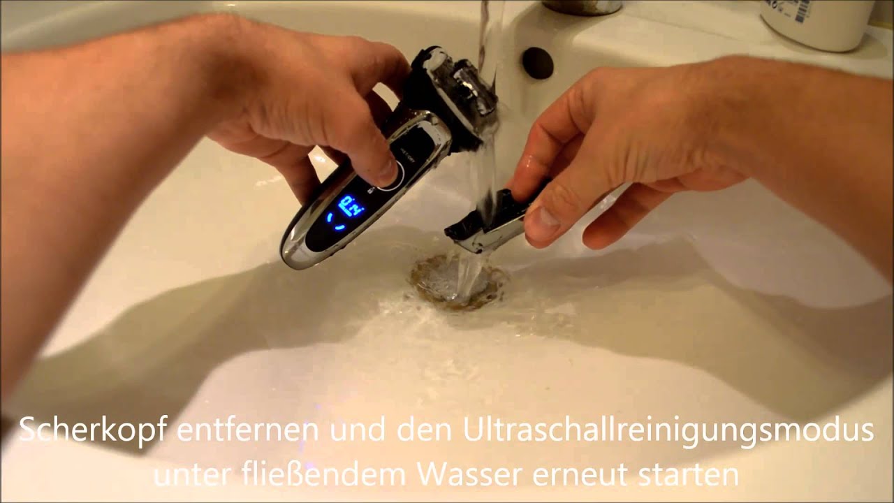 Reinigung des Panasonic ES-LV95 unter fließendem Wasser