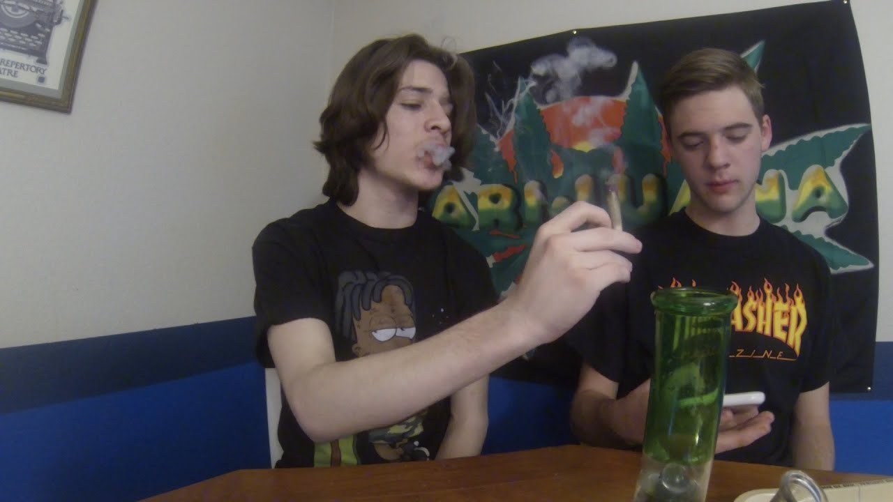 KINGSIZE JOINT & BONG RIPS W/ BRANDO!