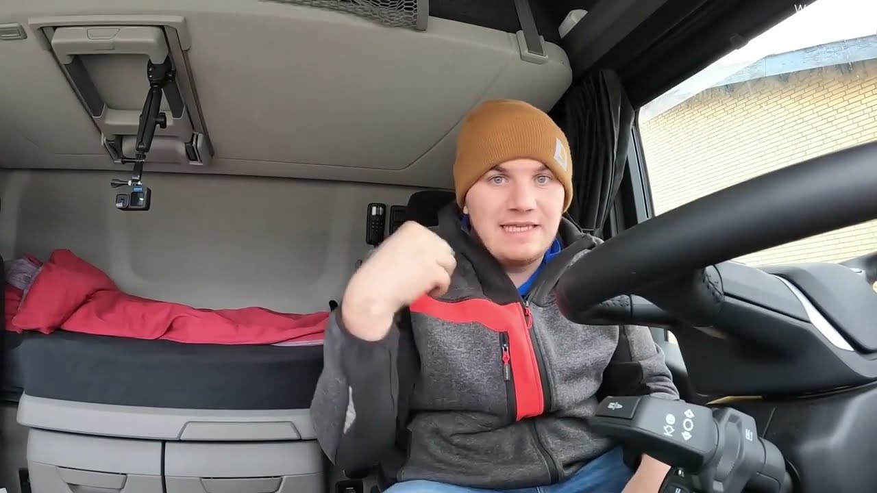YouTuber Freddy Munz in einer Spezialtour von Burtenbach nach Padborg mit dem Kögel Light Plus Rail