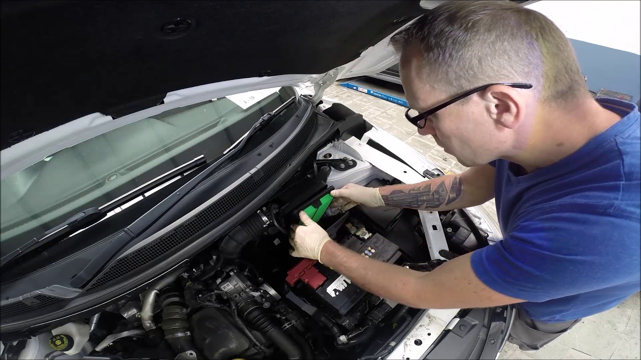 Замена воздушного фильтра Nissan Qashqai J11 и устранение дребезжания воздухозаборника
