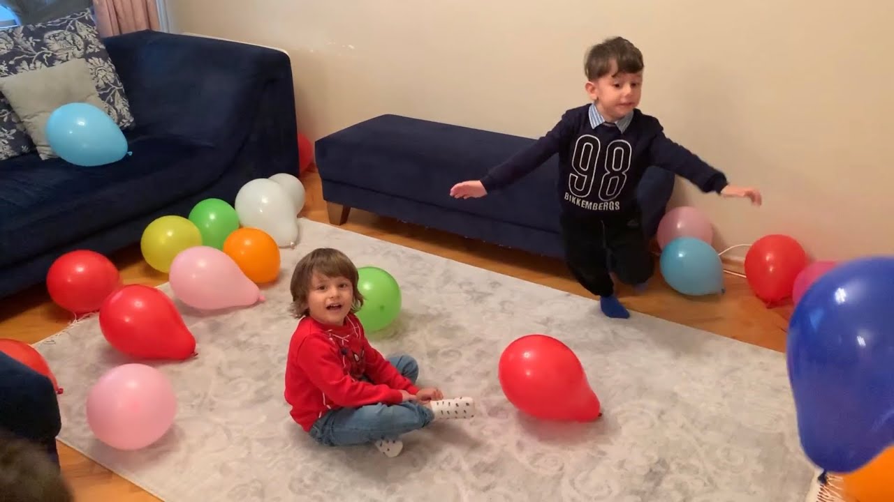 Yusuf ve Fatih Selim rengarenk balonları patlattılar😍Ama sonra tekne oyuncağını paylaşamadılar😭