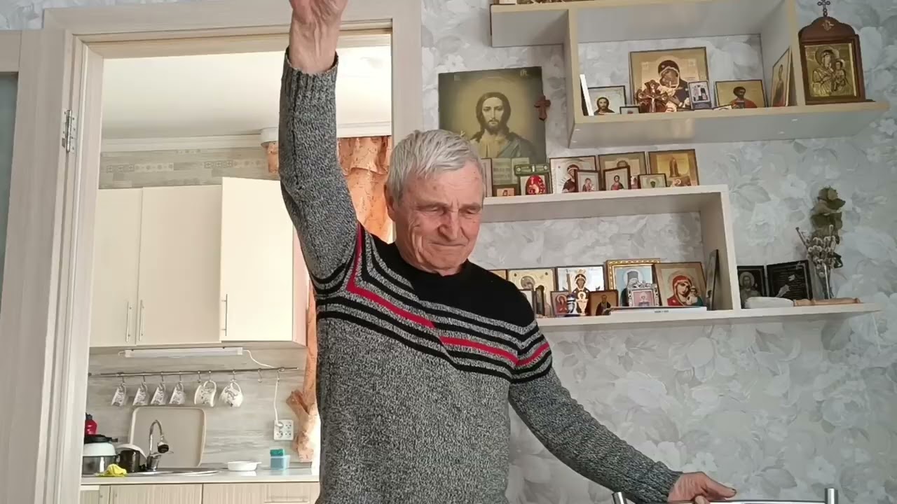 14.03.26. Наконец то стоит чудесная весенняя погода. Муж скидывает снег с крыши.Утро следующего дня.