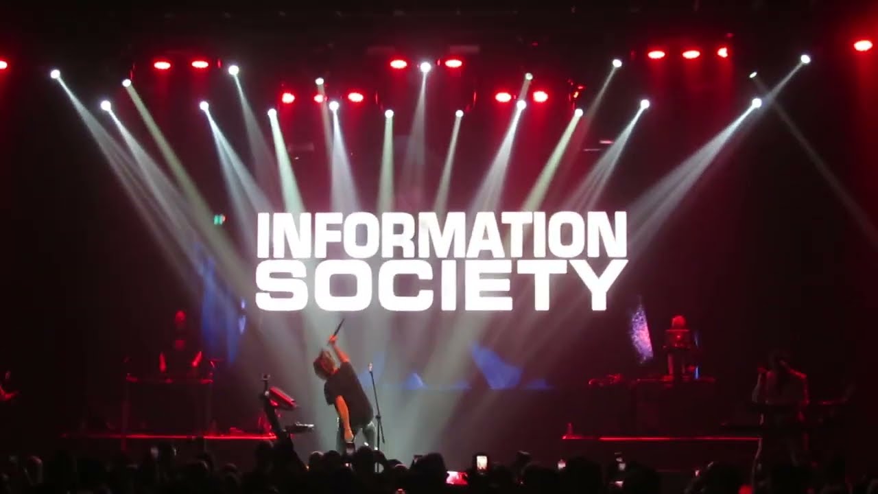 information society @ fundição progresso: walking away