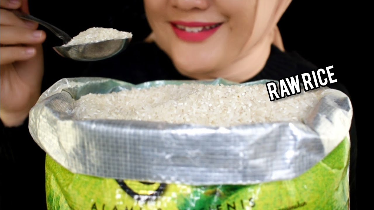 ASMR RAW RICE EATING ||MAKAN BERAS MENTAH DI KARUNG PAKE CENTONG