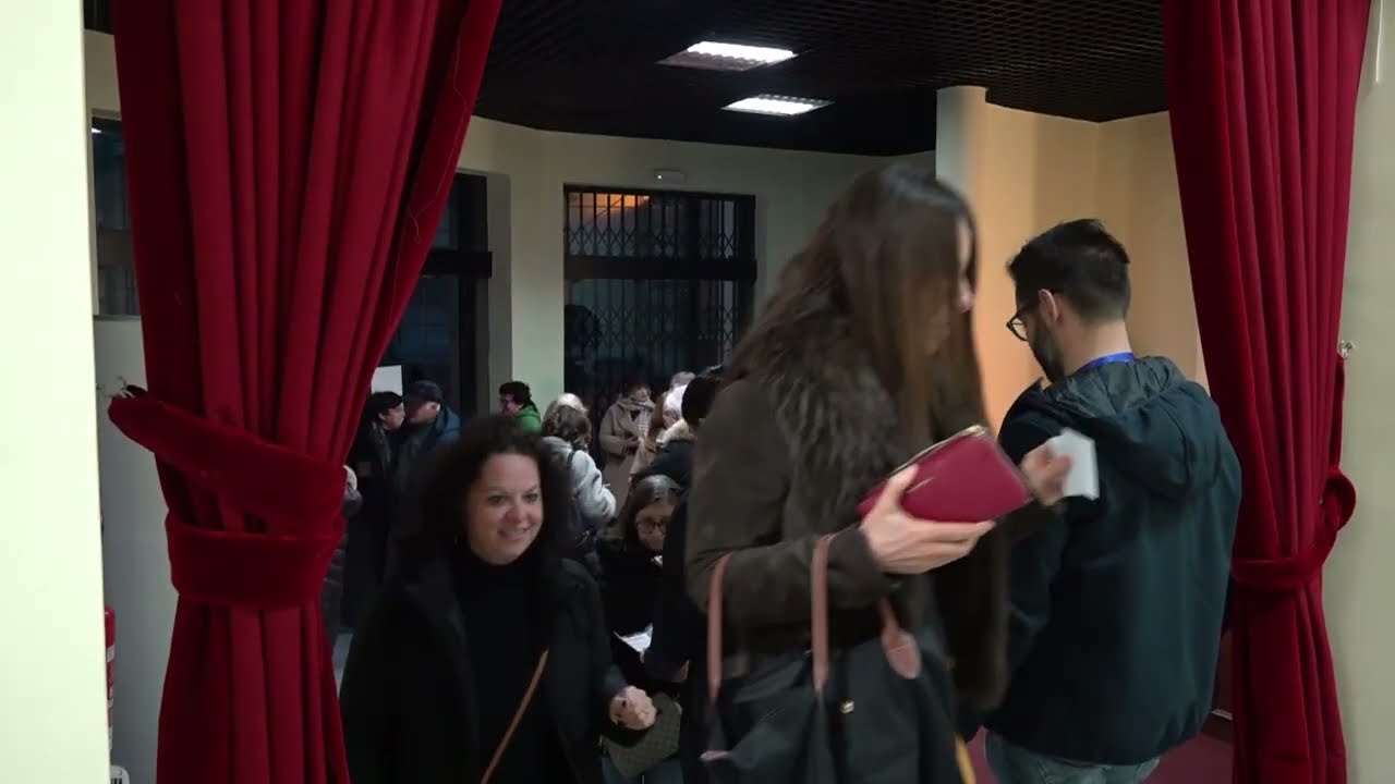 Larino, applausi e risate per la commedia 'Venerdì 13' con Martina Colombari - 05/03/2026
