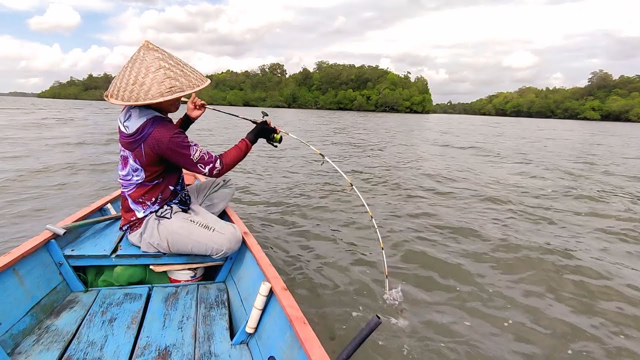Hampir saja terlepas.. joran diseret ikan besar ke bawah perahu