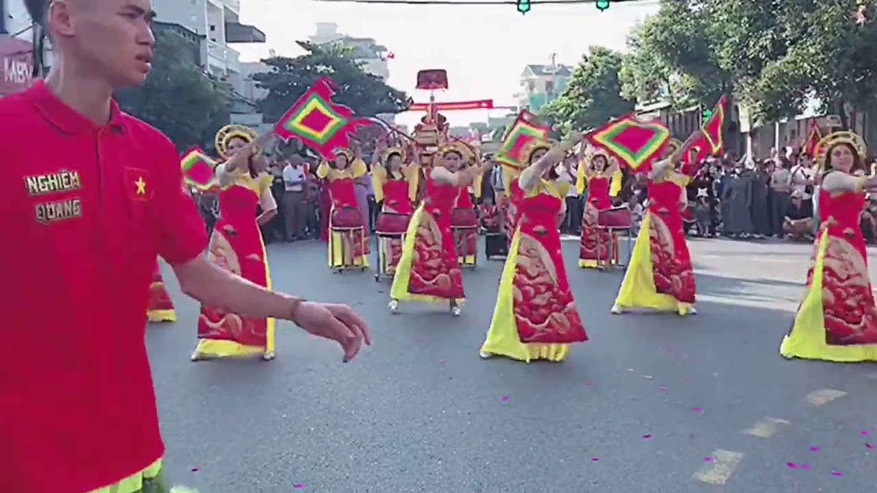 .Múa trống hội Nam Quốc Sơn Hà. Do top múa chùa Nghiêm Quang biểu diễn