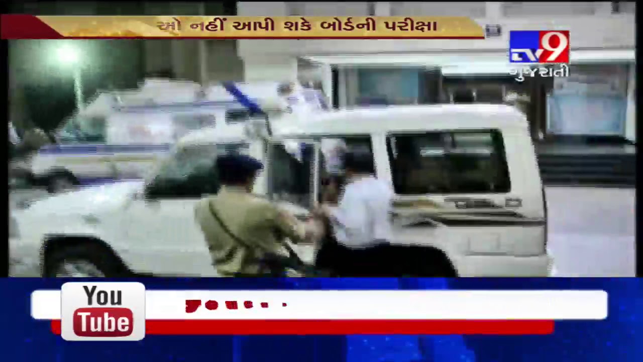 Surat: DEO seen running away after protest by students, parents of derecognized  Prabhat Tara School
