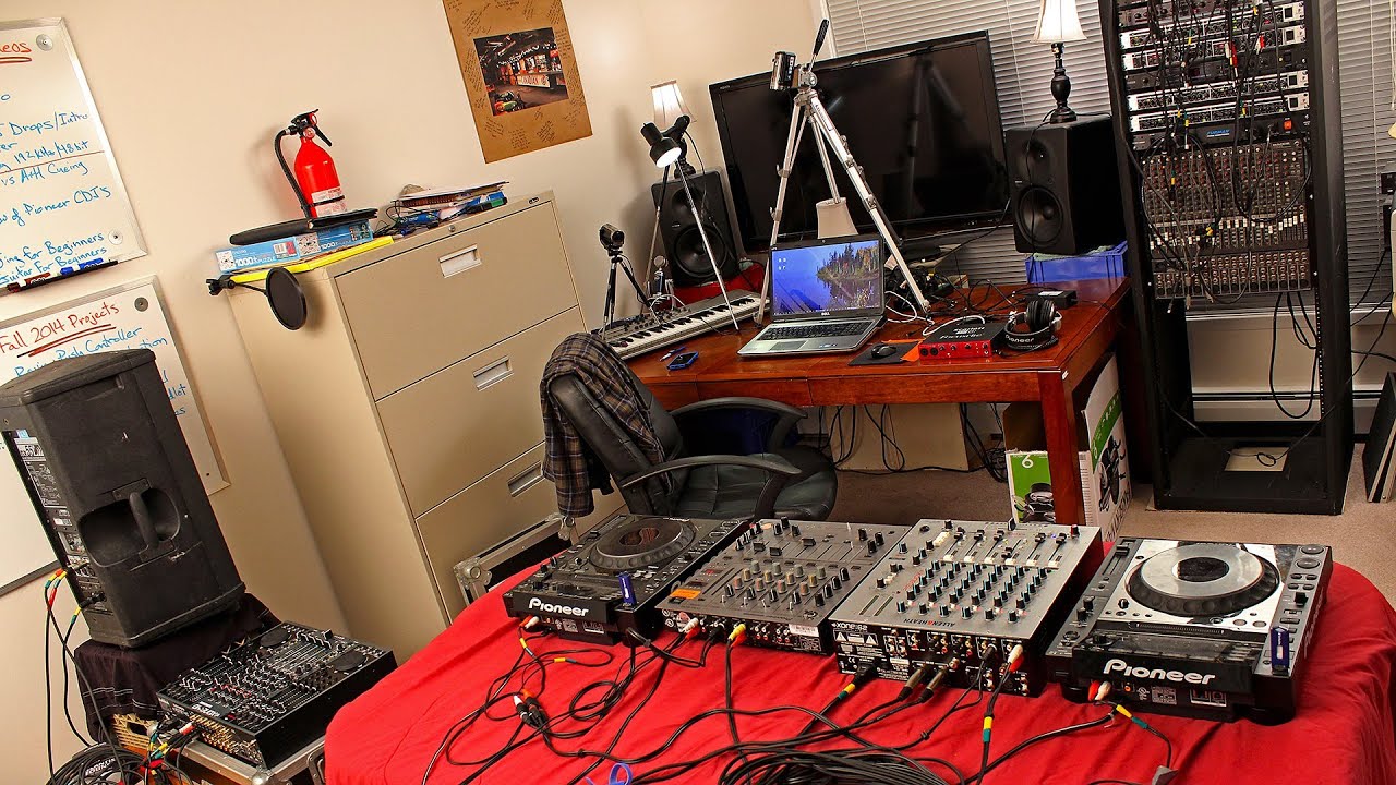 DJ'ing for Beginners - How to CUE on a DJ Mixer