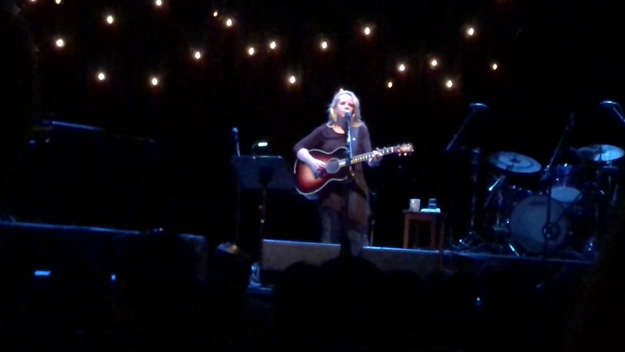 Mary Chapin Carpenter @ The Majestic Theatre: “I Have a Need for Solitude”