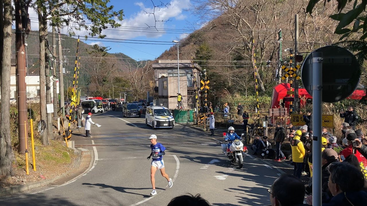 2026箱根駅伝往路 小涌谷踏切通過 ＜2026 Hakone Ekiden Day 1, at the railroad crossing at Kowakudani Station＞
