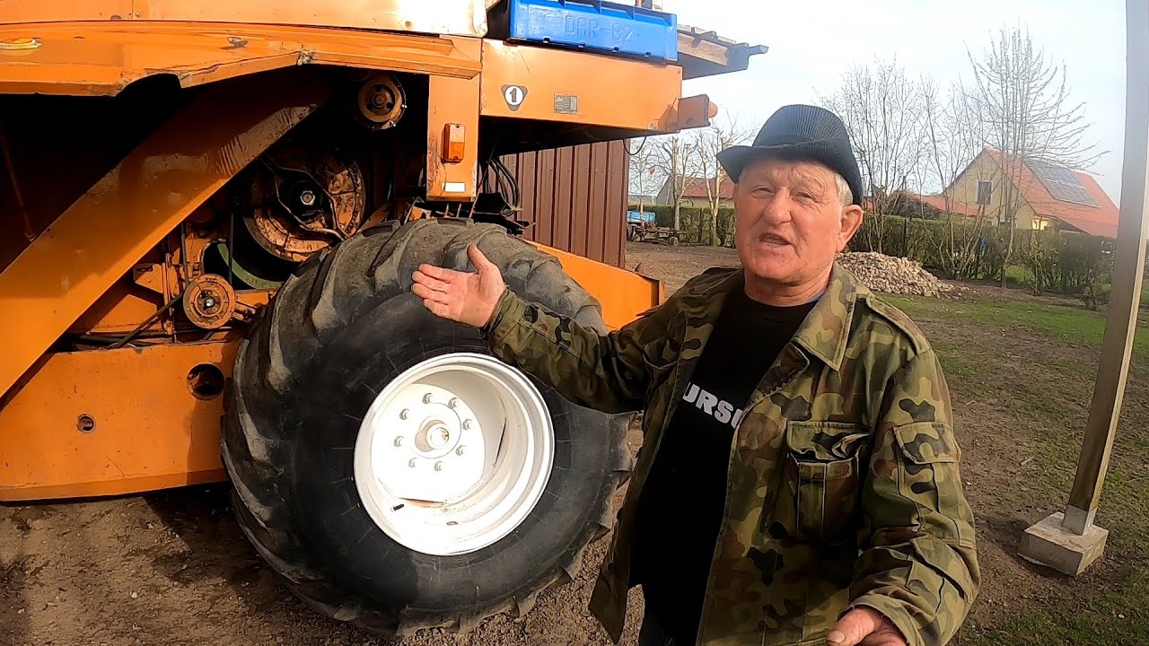 Kombajnista Kazimierz dokonuje oględzin Bizona po remoncie