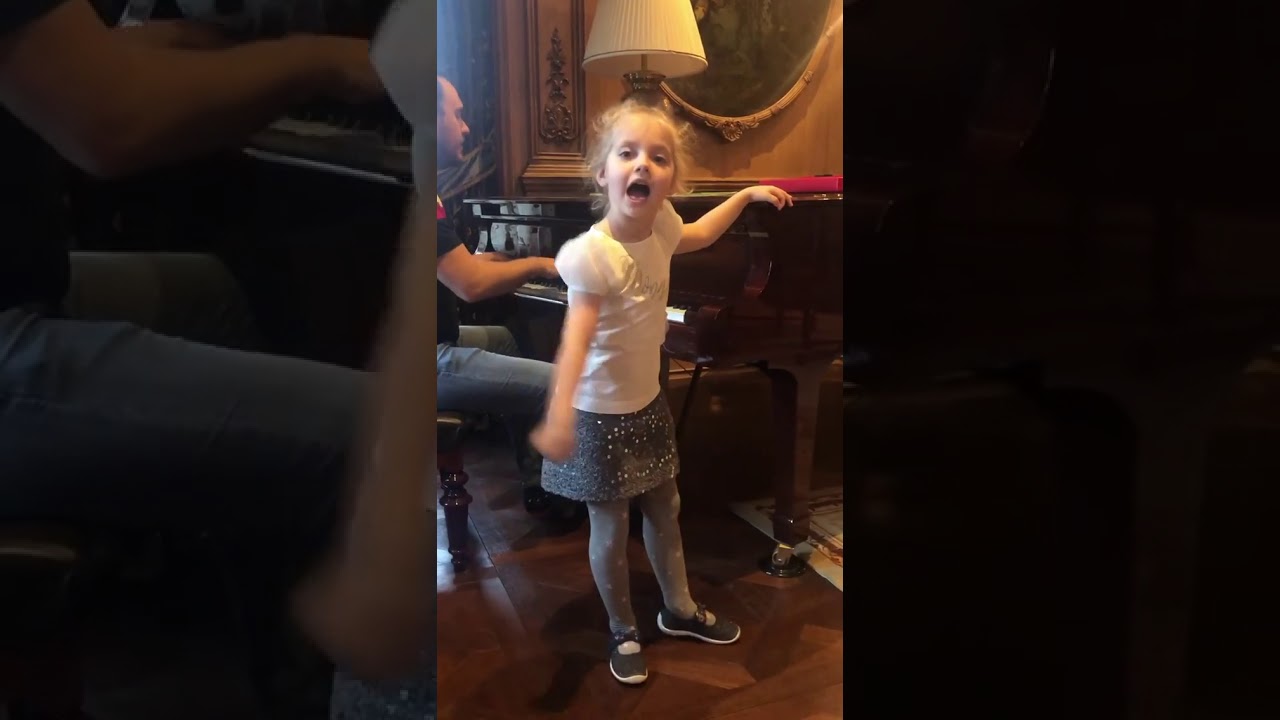 6-летняя Лиза Галкина исполняет на французском языке песню Джо Дассена 