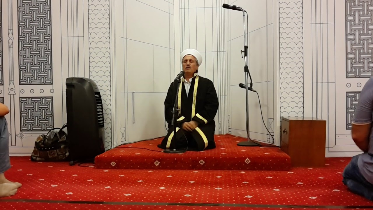 Yeni Câmii akşam namazı aşr-ı şerifi okuyan Musa ÇETİNTAŞ