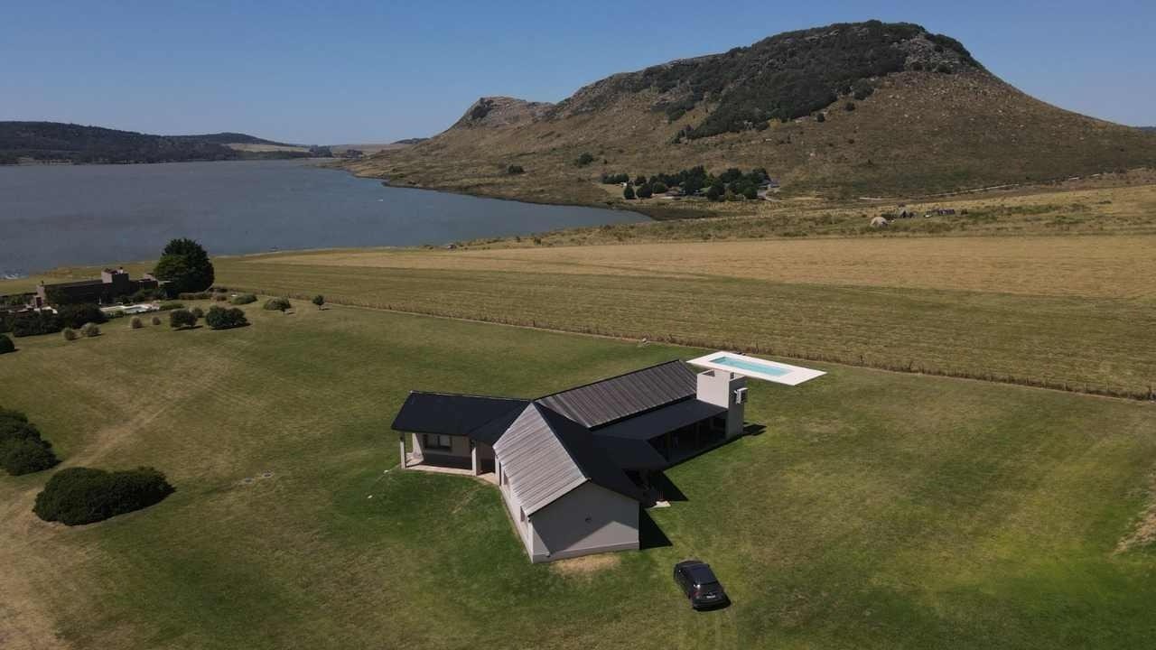 Excelente Propiedad en el barrio privado Carlos de la Serna, ubicado en laguna La Brava.