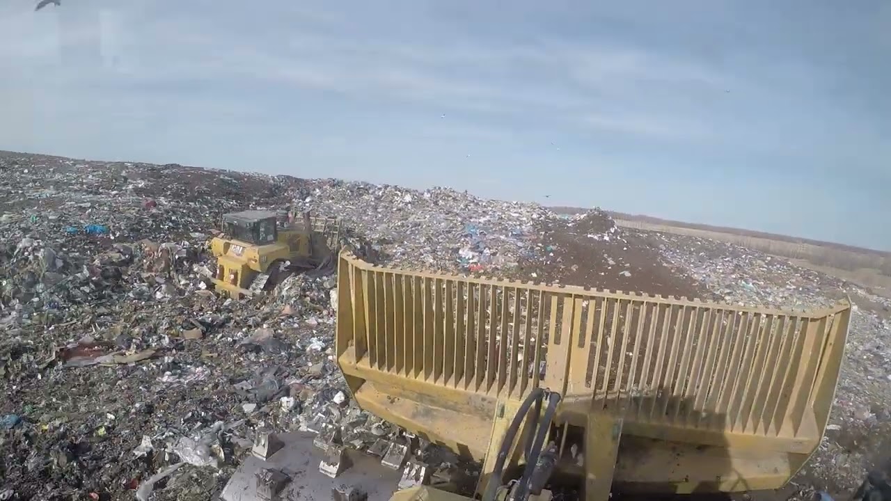 Landfill CAT Compactor K836 Operations 