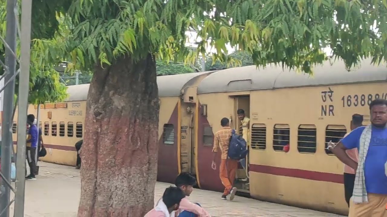 Sultanpur Junction/Railway Station | Begampura SF Express | Platform No. 3 | BSB - SLN - LKO Route
