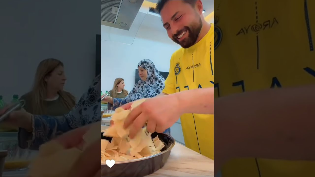 وأخيرا فرحة ريتشو شوفو أمي وحماتي يحضرون طبخة اليوم بتشهي 😋 عمي مع الأولاد 🤣 ضحك وتحشيش 🤣 فطور رمضان