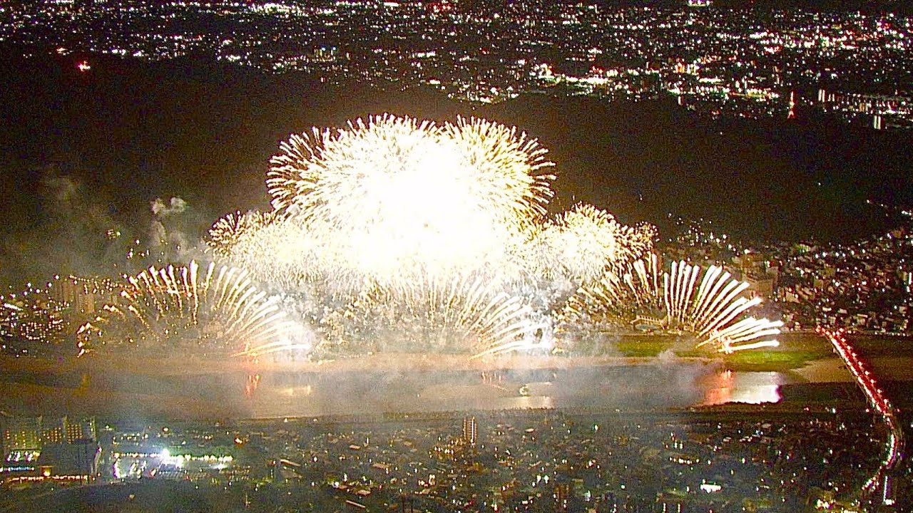 【衝撃世界】空から花火に大接近！ぎふ長良川花火[Shock world] Close to fireworks from the sky! Gifu Nagara River Fireworks