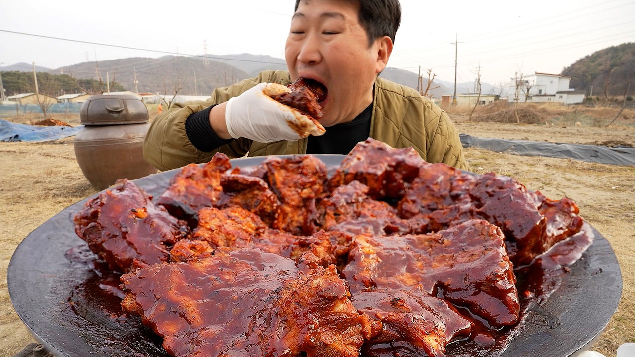 Огромная мясная кость на углях, сочная и идеально прожаренная - Mukbang шоу еды