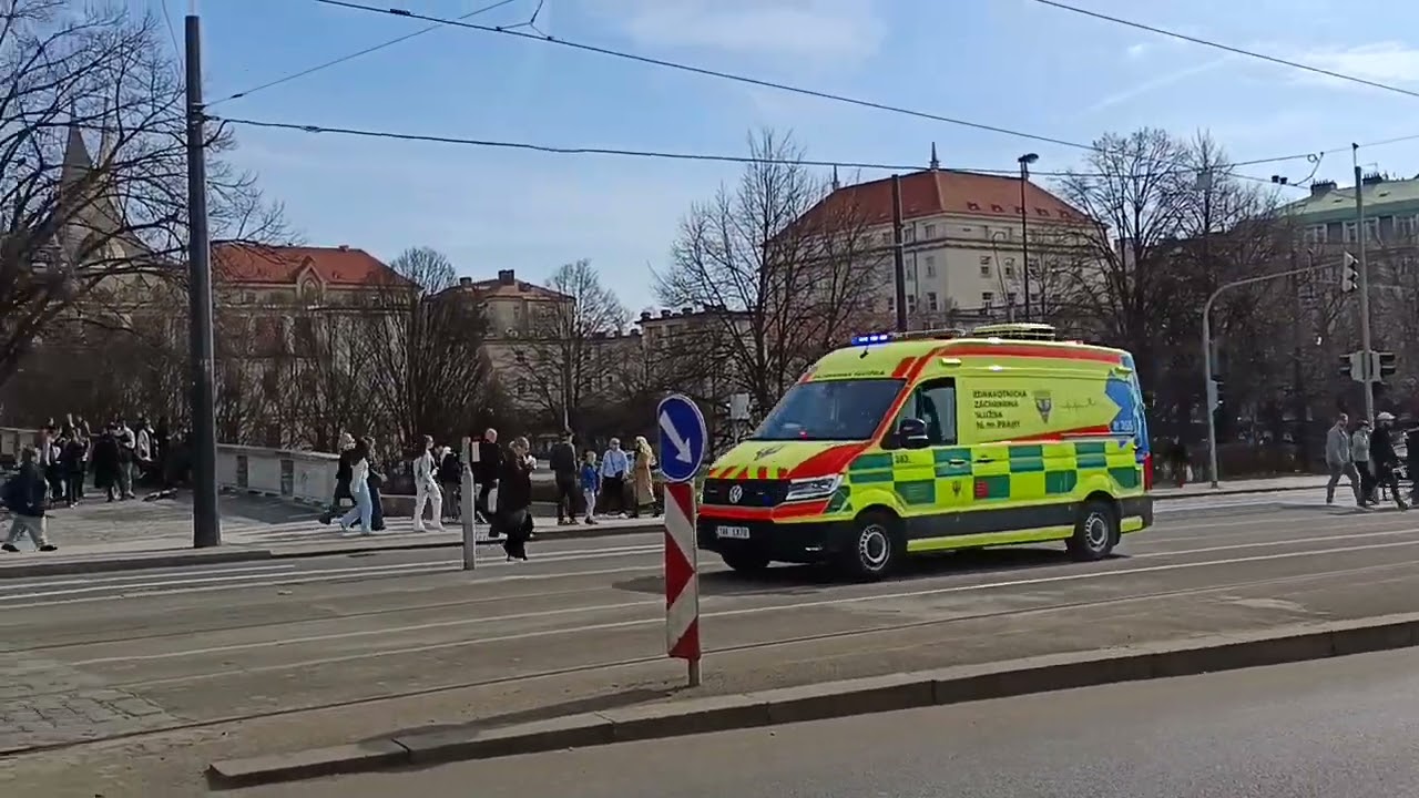 1050. 14 3 2026. Praha 2. Доставка пацієнта на гвинтокрилі до швидкої.