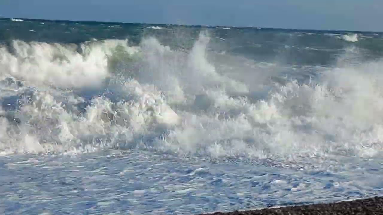 Temp&ecirc;te en mer Antibes, grosses vagues, la route est ferm&eacute;e