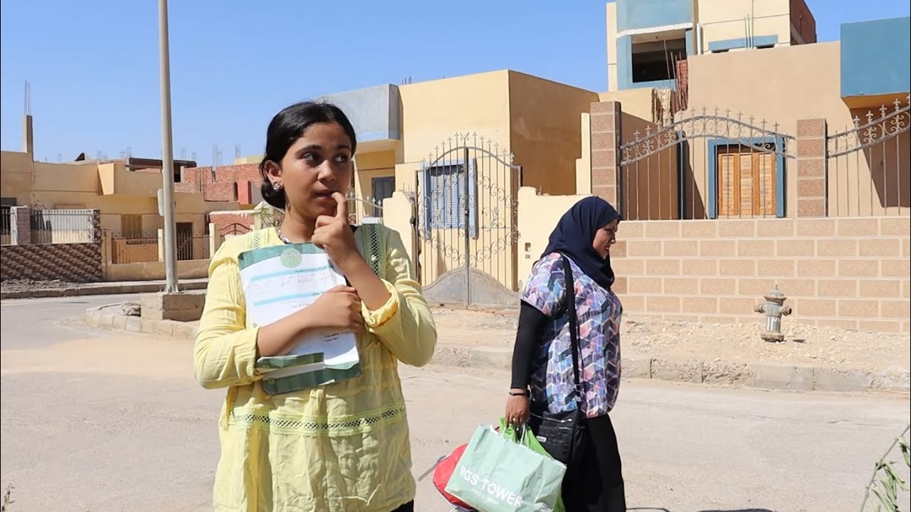 طفله تبكى الملايين ! عشان يتيمه الاب والام تعمل فى توصيل الطلبات وتنام فى الشارع وتأكل من الزباله
