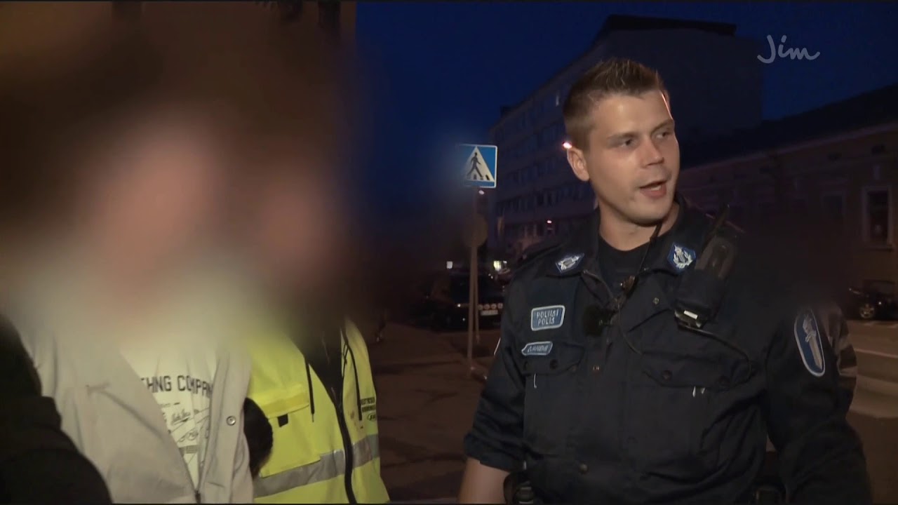 Poliisit Pori - Pori Jazzeilta noudetaan raudoitettuja