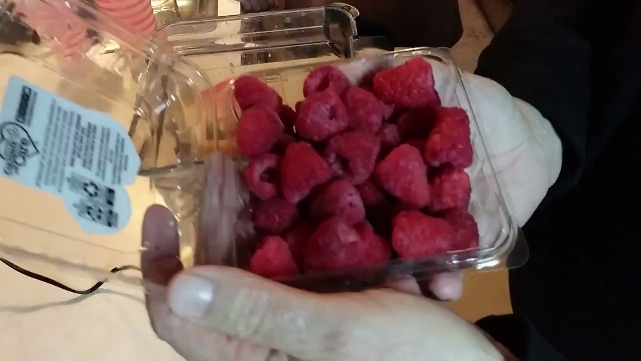 STRAWBERRY BANANA SMOOTHIE