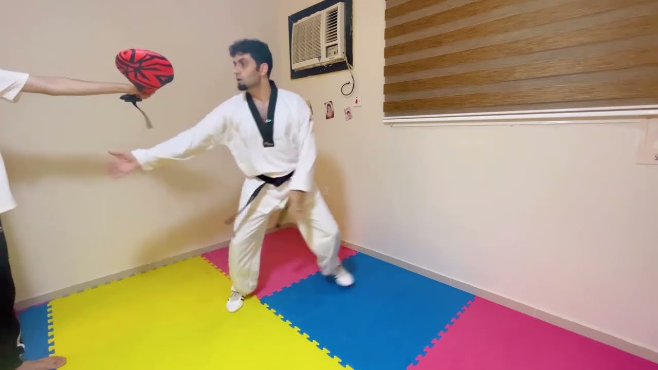 تعلم اسهل وافضل اسلوب هجوم و دفاع في التايكوندو كابتن انس اوزون #تمرين_ياكبير #yearofyou #taekwondo