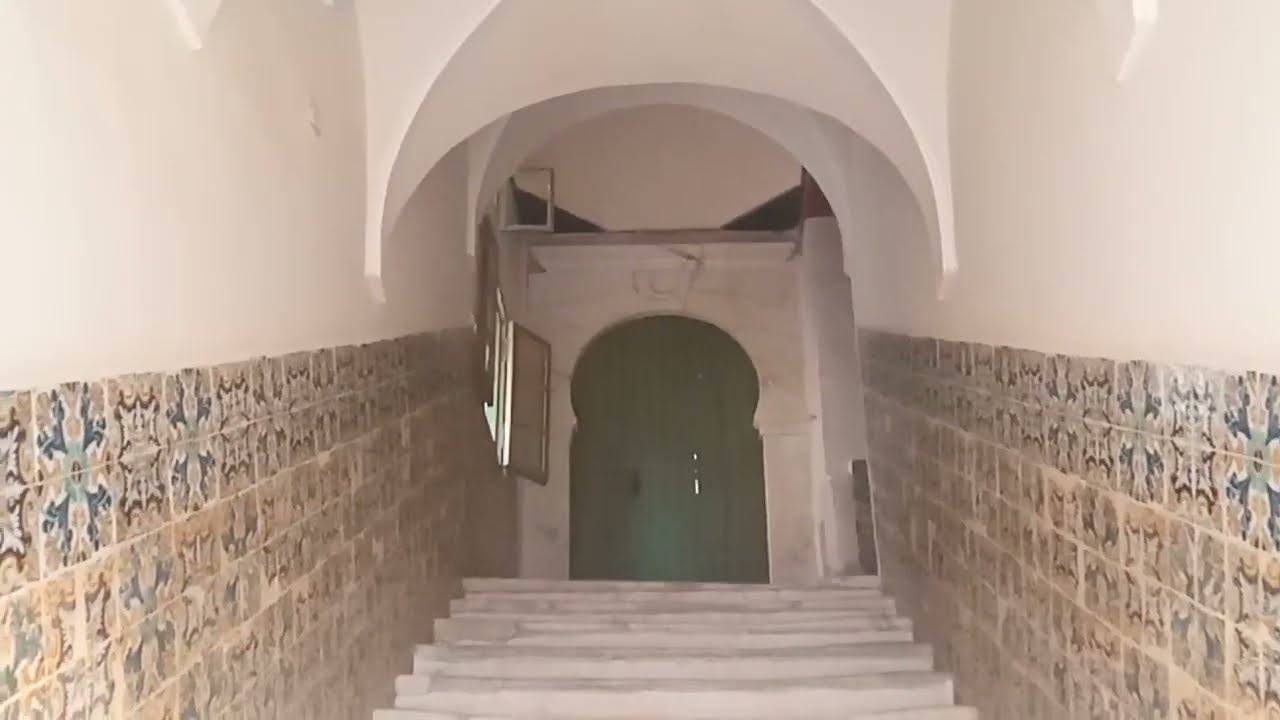 جولة استكشافية في ( دار السلطان ) أو ( قلعة الجزائر ) بالقصبة العليا .