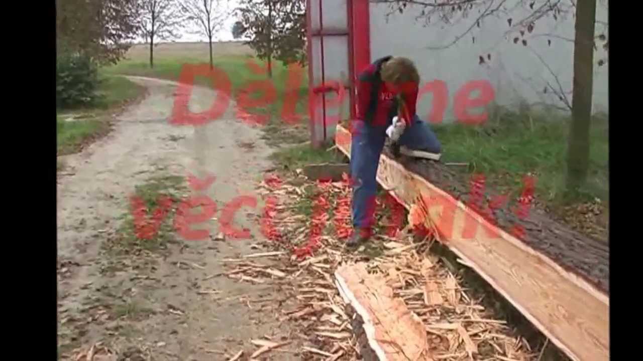 Ruční tesání trámu