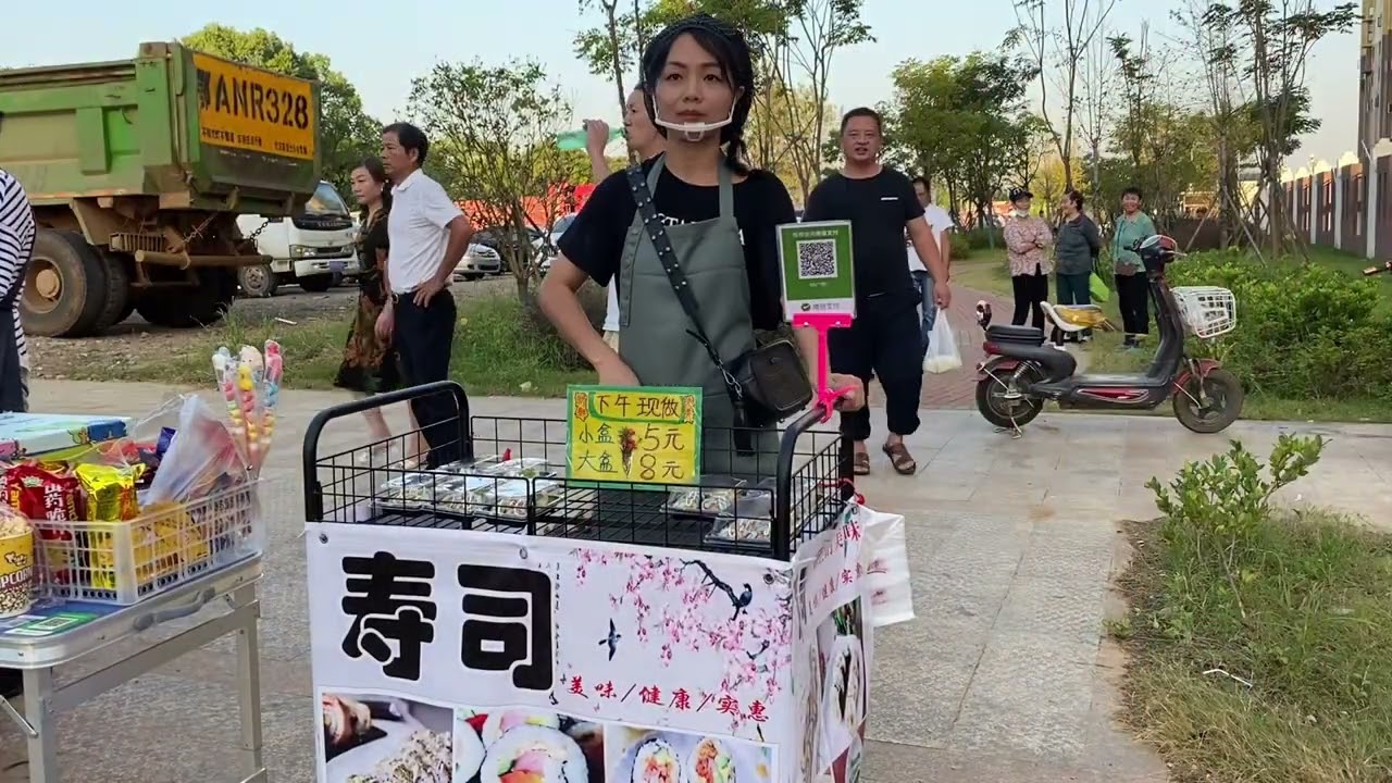 宝妈摆摊卖寿司，瞬间就抢光赚了40块，一天菜钱就有了。