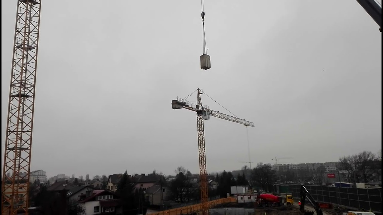 Budowa w Ursusie - żuraw i betonowa przeciwwaga