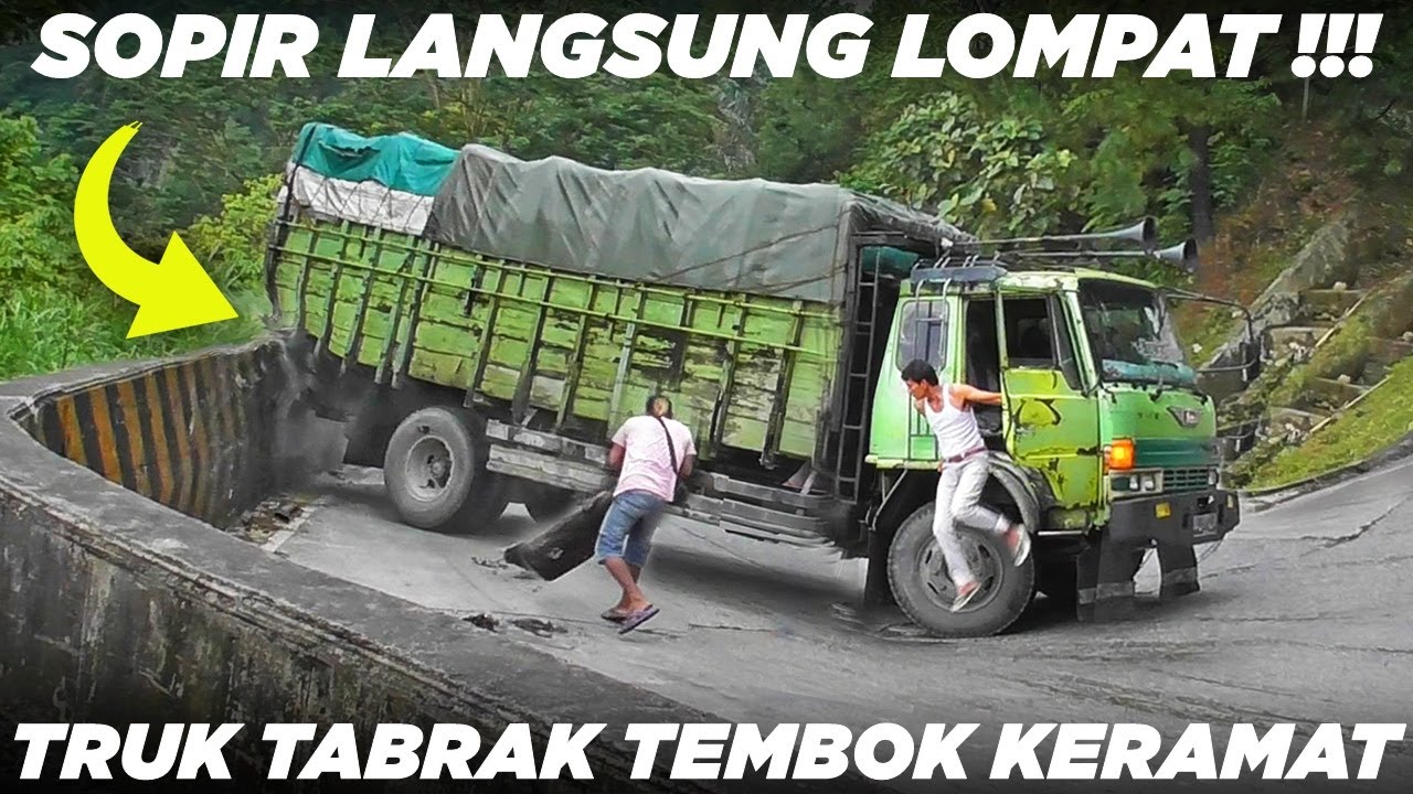 TEREKAM JELAS !!! Sopir Langsung Lompat, Detik Detik Truk Tabrak Tembok Keramat Sitinjau Lauik