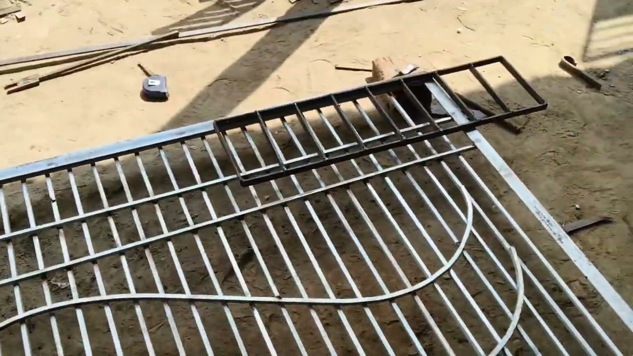 Khidki gate ka design grill Loha Steelmein design sabse #loha #construction #lifeisbutadream#welding
