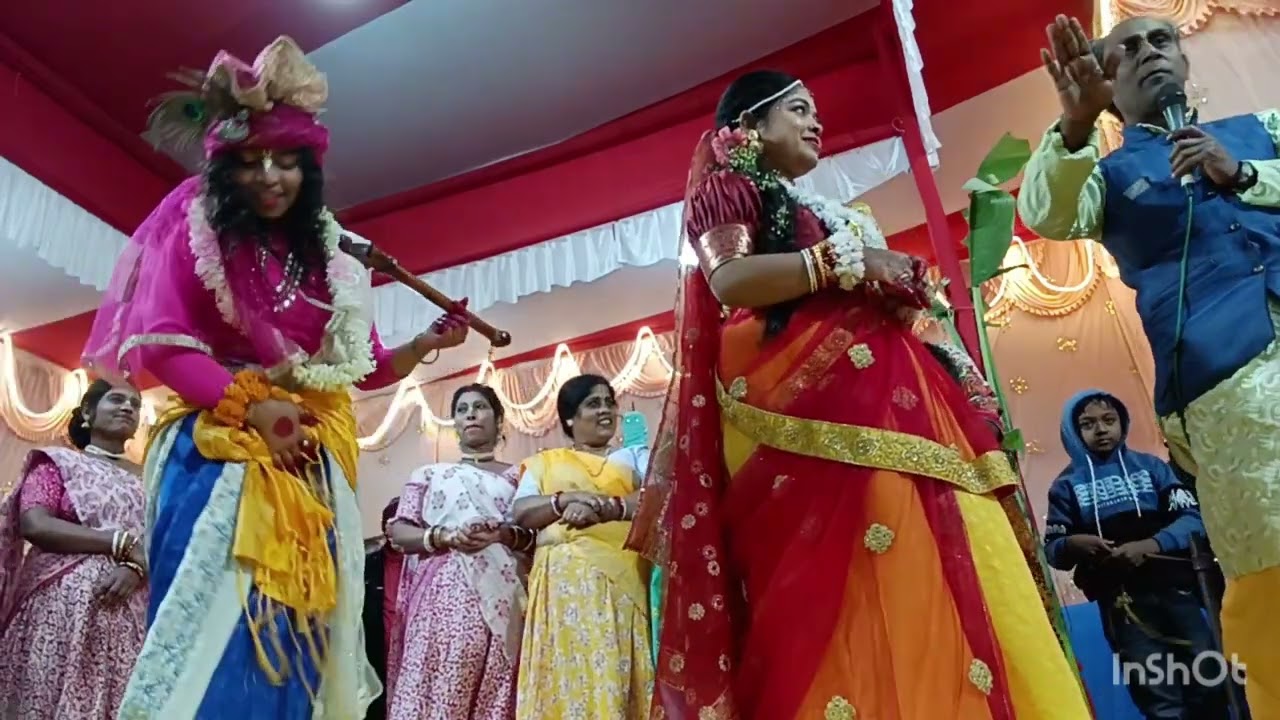 শিলিগুড়ি ফকদই বাড়ি রামদার আঙ্গিনায় পদাবলী কীর্তনীয়া বিনা সাহা রাসলীলার রাধাকৃষ্ণের নৃত্য দেখেন