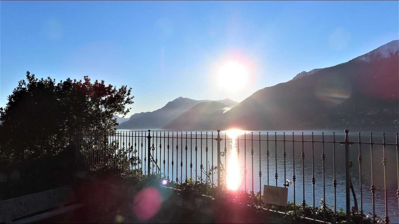 Il borgo di Corenno Plinio e il lungolago di Dervio al tramonto.